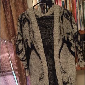 Beautiful sweater! Feels nice